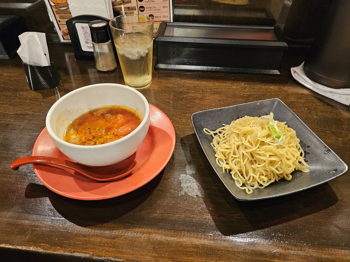 mentalsytok's tweet photo. 【真っ赤ならーめん とまこ】
トマトつけ麺です。

麺はつけ麺にしては細く、つけ汁はトマトベースのスパイシーな味わいです。ご飯にかけたら絶対うまいやつ！

なんせ映える！！

#つけ麺
#ラーメン好きと繋がりたい
#ラーメン https://t.co/MO2mB2Kuce