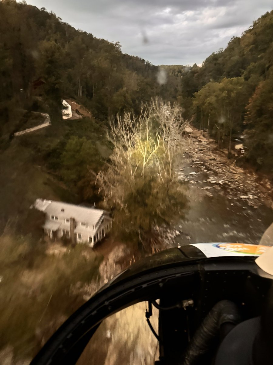 chefjoseandres's tweet image. Yesterday as we were delivering food and water to Bat Cave we found a @fema Urban 
Search and rescue unit NY-TF1 after a long day airlifting people, etc..a team 18 people and 3 dogs. People like them are heroes all over NC….@DHSgov this what government does and we don’t realize…