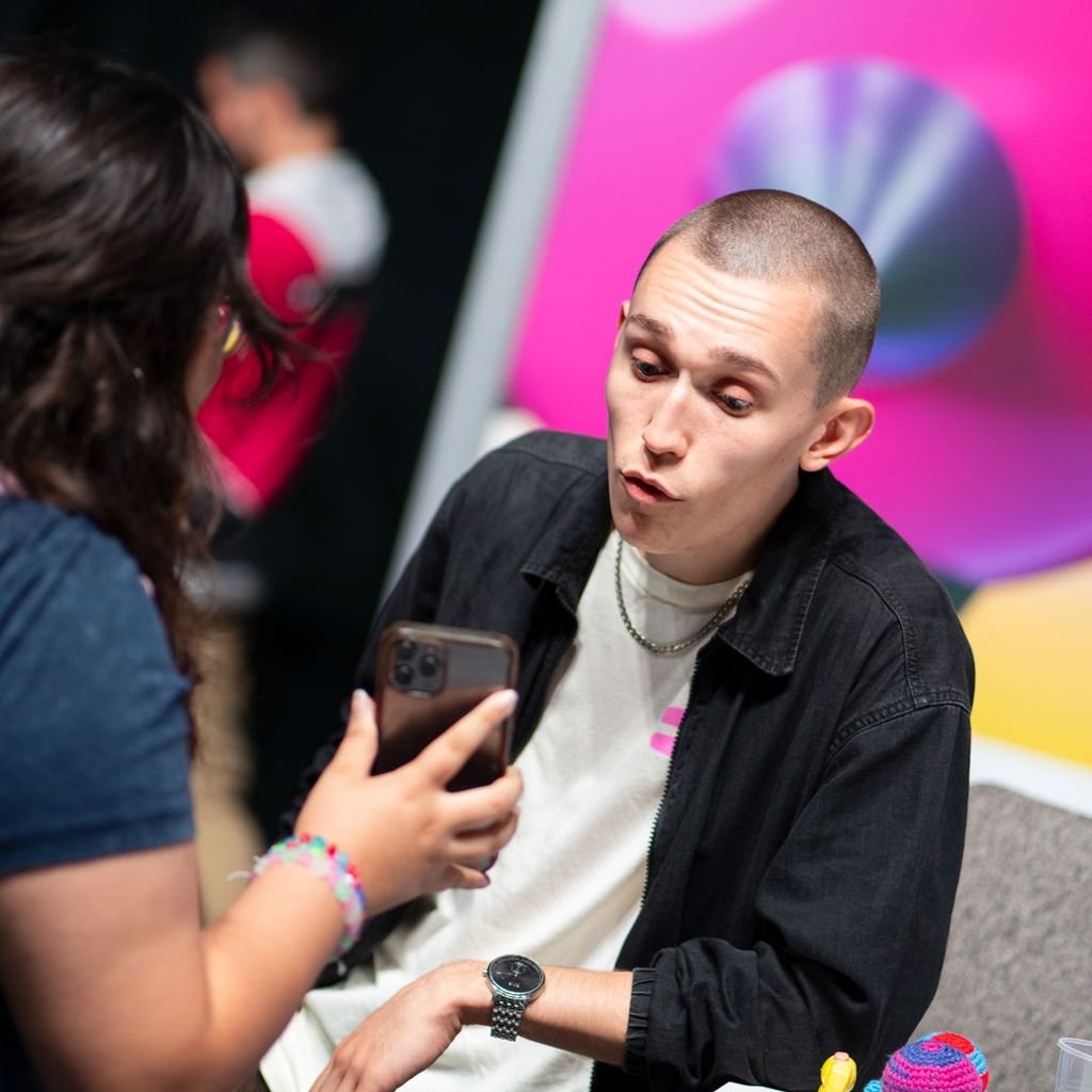 TwitchUKI's tweet image. CHAT: What's @JackManifoldTV looking at here?