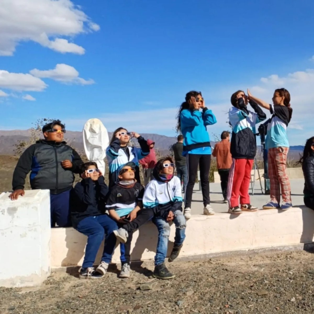 ExactasUNSJ's tweet photo. 2. La experiencia de ver el Eclipse Parcial de Sol desde la Estación Astronómica Carlos U. Cesco, dependiente del Observatorio Astronómico Félix Aguilar de nuestra Facultad. (Vía @tiempodesanjuan)
#eclipsedesol #eclipseparcial https://t.co/gPLZTTTX4R