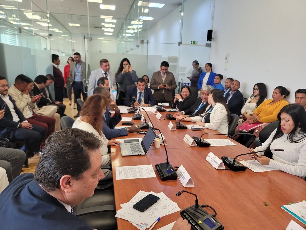 Próximos a iniciar la sesión N°032 de la Comisión de <a href="/soberanialimen/">Soberanía Alimentaria</a>. Trataremos puntos importantes entre ellos las escrituras de los habitantes de Ciudad Jardín de #Chone y de San Cayetano, se conocerán los argumentos para declarar a #Pedernales como la capital del Camarón.