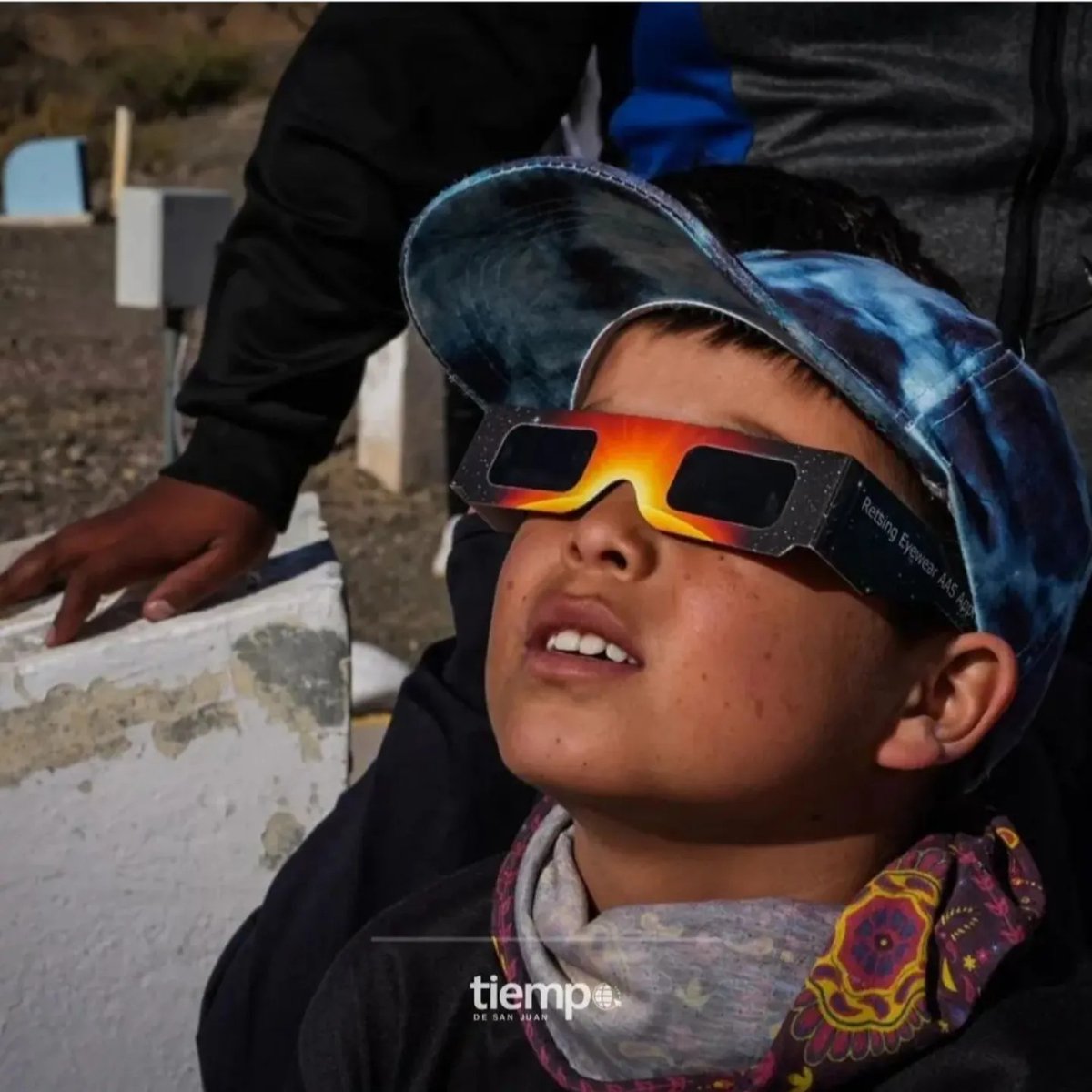 ExactasUNSJ's tweet photo. 3. La experiencia de ver el Eclipse Parcial de Sol desde la Estación Astronómica Carlos U. Cesco, dependiente del Observatorio Astronómico Félix Aguilar de nuestra Facultad. (Vía @tiempodesanjuan)
#eclipsedesol #eclipseparcial https://t.co/DgpSni5krU