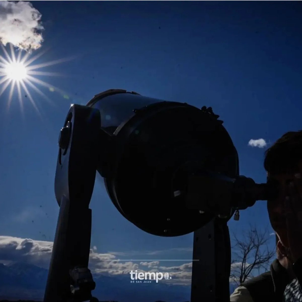 ExactasUNSJ's tweet photo. 3. La experiencia de ver el Eclipse Parcial de Sol desde la Estación Astronómica Carlos U. Cesco, dependiente del Observatorio Astronómico Félix Aguilar de nuestra Facultad. (Vía @tiempodesanjuan)
#eclipsedesol #eclipseparcial https://t.co/DgpSni5krU