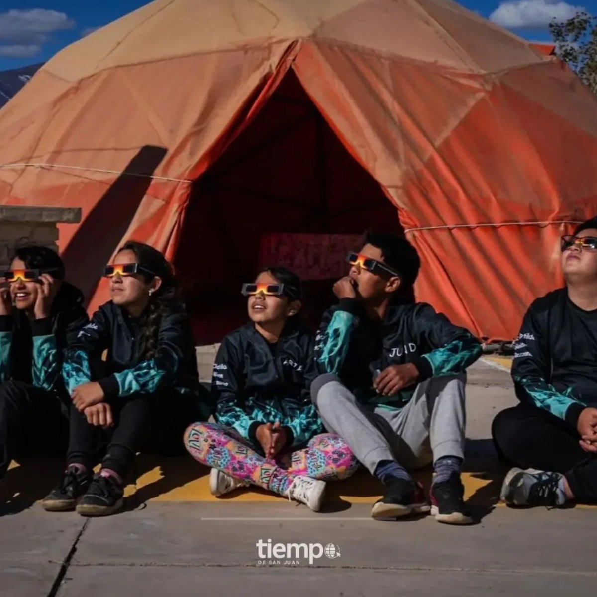 ExactasUNSJ's tweet photo. 3. La experiencia de ver el Eclipse Parcial de Sol desde la Estación Astronómica Carlos U. Cesco, dependiente del Observatorio Astronómico Félix Aguilar de nuestra Facultad. (Vía @tiempodesanjuan)
#eclipsedesol #eclipseparcial https://t.co/DgpSni5krU
