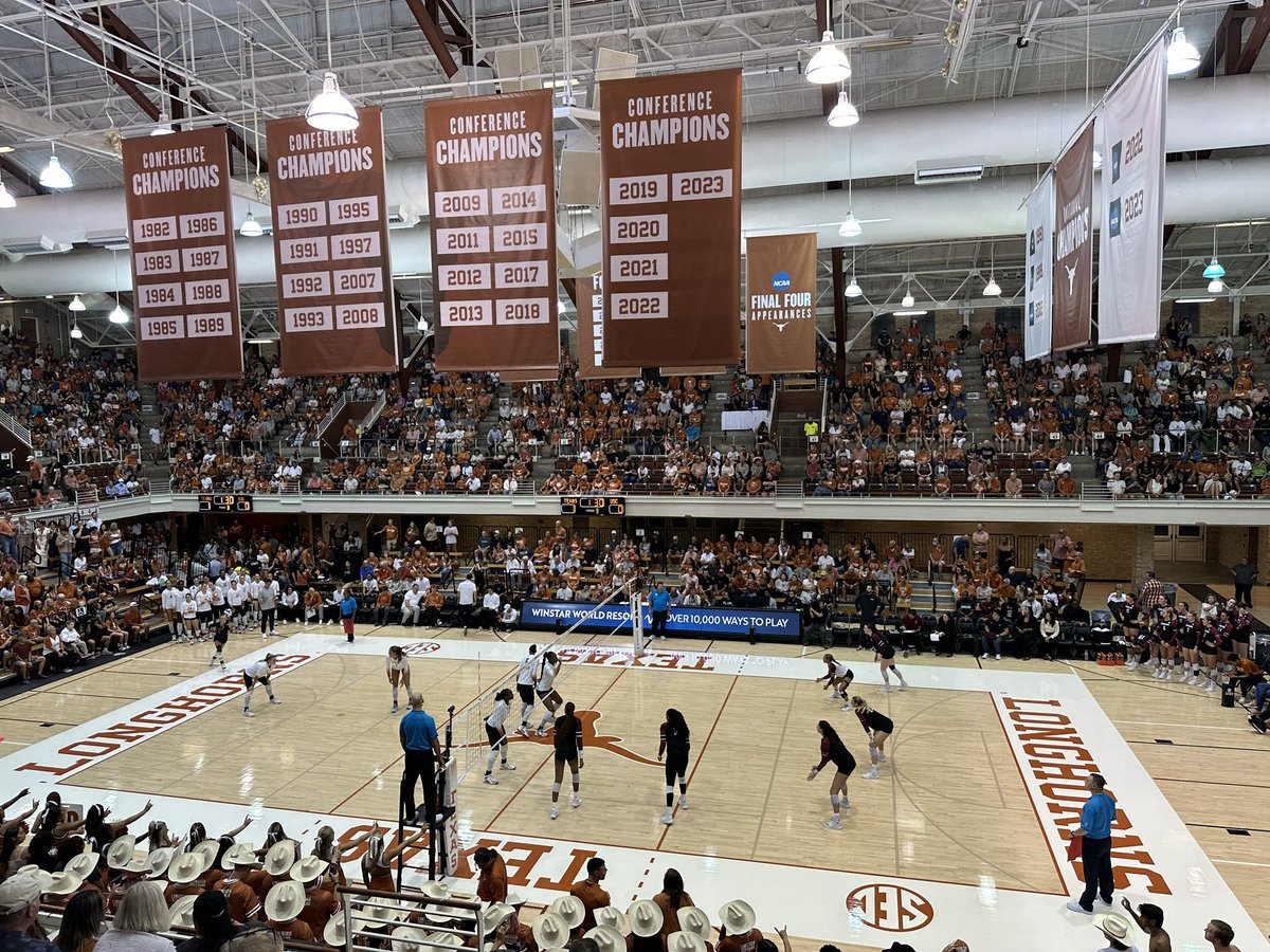 Our varsity girls getting some off-court time together at a thrilling UT vs. USC game! 🤘🏼
