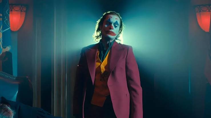 eldivino__'s tweet photo. Lo más interesante es que igual que en la historia, el público que ahora critica la película, solo disfruta de Joker (que es meramente la proyección de una crisis) pero ignora y hasta se aburre con la historia de Arthur Fleck, el humano detrás del maquillaje. https://t.co/NlQDPdmYpG