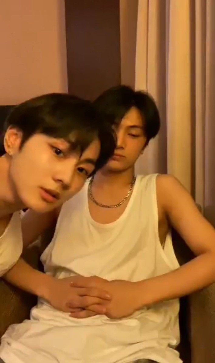 jungvwonie's tweet photo. 🐈‍⬛ : "Sayang, ini ada yang komen, "Spill boyfrin nya kk", sini deh"
🐈‍⬛ :  "Ini guys, boyfrin nya, ta–daa~"
🐈 : "belloww guizzZzz~" https://t.co/v4BoNNk4XW