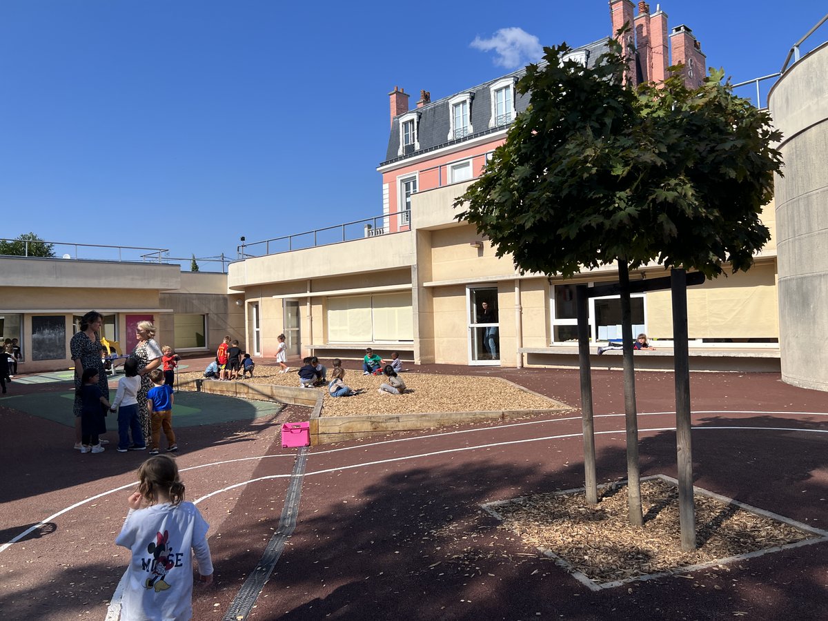 VilleBeauchamp's tweet photo. 🌿 [Retour en images sur la Cour Oasis de l'École La Chesnaie !] 🌿

Grâce à l'engagement de la municipalité et la participation des élèves et enseignants :  voici la transformation de la cour de l'école La Chesnaie en un véritable espace de verdure  🌿 https://t.co/0KwYgXlZLo