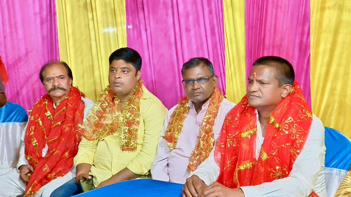 DharamjitSingh_'s tweet photo. बिराजपुर में माँ दुर्गा पूजा पंडाल का विधिवत उद्घाटन…

सिंदरी विधानसभा क्षेत्र के बिराजपुर में धनबाद के जनप्रिय सांसद बड़े भैया श्री @dhullu_mahto जी की उपस्थिति में विधिवत पूजन के साथ माँ दुर्गा पूजा पंडाल का फीता काटकर उद्घाटन किया गया साथ ही मातारानी का दर्शन प्राप्त हुआ।

आदिशक्ति माँ समस्त क्षेत्रवासियों पर अपनी कृपा दृष्टि बनाये रखें।

जय माता दी।🙏

@BJP4Jharkhand @yourBabulal @bjpkarmveer @himantabiswa @ChouhanShivraj