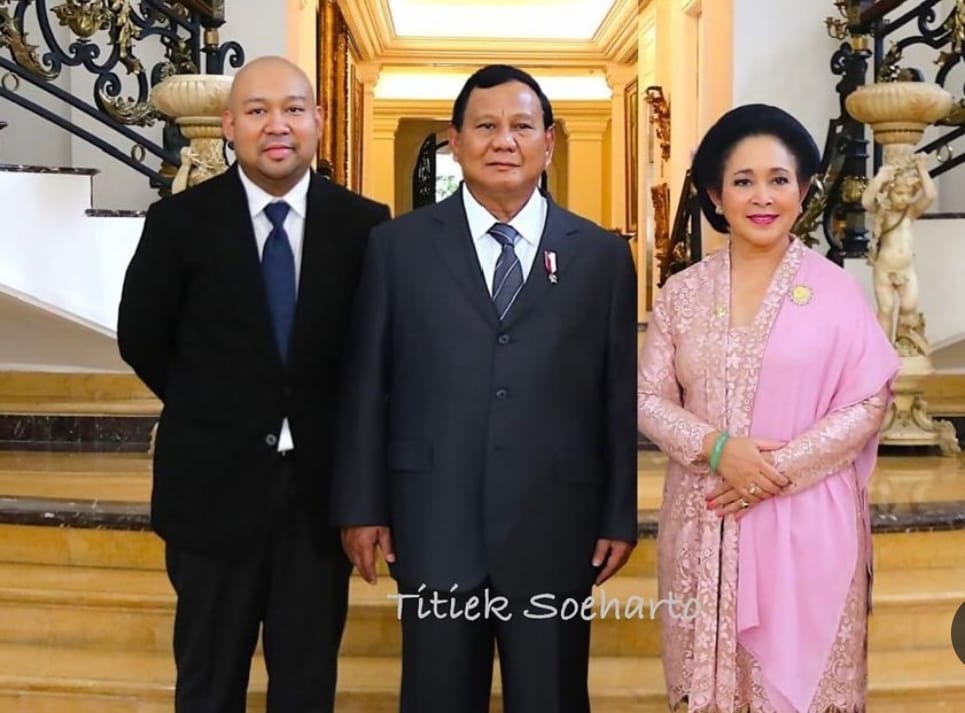 DokterTifa's tweet photo. Cara Pak @prabowo menjawab hinaan dan fitnahan kejam si fufufafa alias Slamet.

Menampilkan foto-foto kebersamaan keluarga yang ningrat, terhormat, bermartabat.

Bandingkan saja dengan tampang-tampang keluarga Mulyono anak beranak.

Bumi langit. Begitu juga dengan kelakuan. 

Semoga rencana Pak Prabowo sesuai dengan prediksi saya:

Pak Prabowo rujuk lagi dengan Bu  Titiek.
Indonesia memiliki Ibu Negara yang cantik, cerdas, pengalaman berpolitik dan negarawan, dan membanggakan.
Mas Didiet segera ada jodoh dan menikah.

Amiiin.

Saya bukan sedang menjilat seperti yang suka dituduhkan Buzzer.

Hidup Pak Prabowo selama ini sorrow, nestapa.

Semoga di ujung kehidupan, beliau menjadi Presiden yang didambakan rakyat banyak sejak tahun 2014. Di usia senja ditemani  istri dan anak yang dicintai dalam naungan keluarga harmonis seperti dulu.

Rakyat yang hatinya baik dan jiwanya normal, pasti senang melihat foto-foto ini.