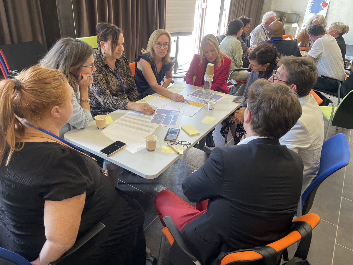 Cette après-midi des activités sont réalisées! 
👉Un travail d’échange, autour de personas
🎯Avec pour objectif de trouver des solutions à différentes problématiques en équipe!

Par groupe, des discussions sont engagées

#JournéeRégionale #FHFPACA
