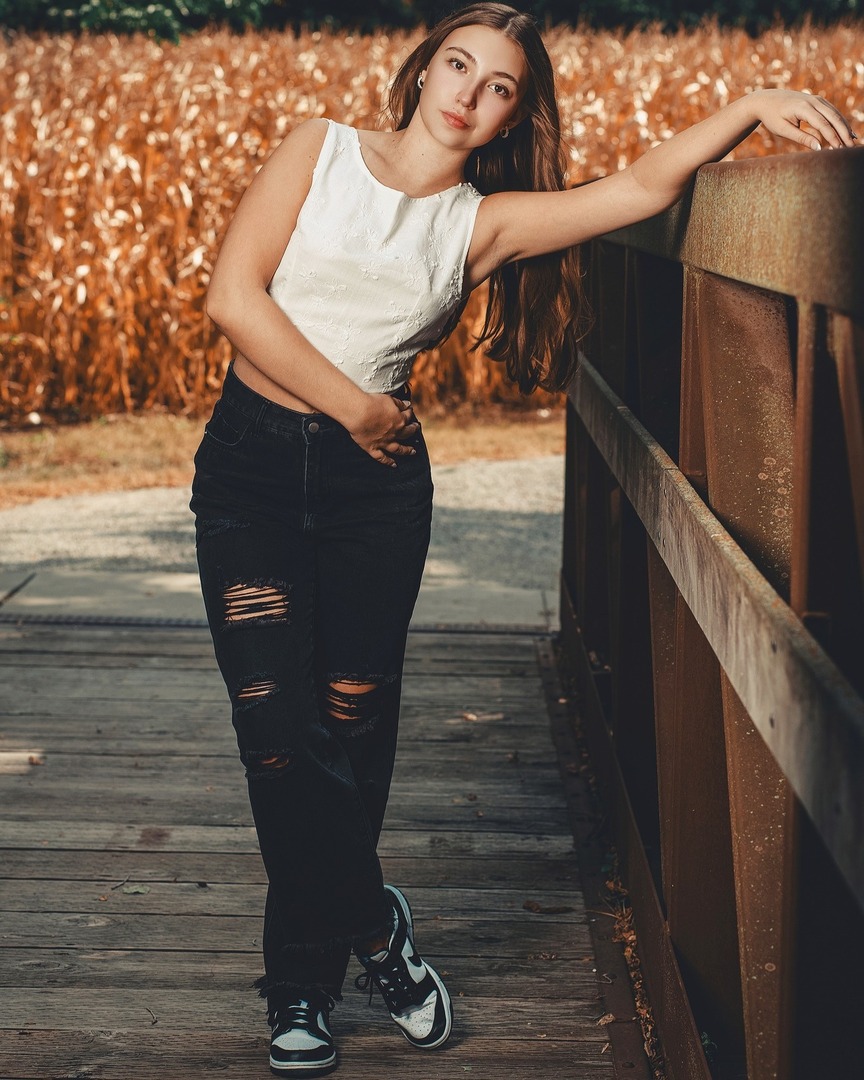 katedecoste's tweet photo. 🎓 The Top Things You’re Going to Hear Me Say During a Senior Shoot: 🎓
✨ "Bring that forehead to the camera!"
✨ "Bring that chin to your shoulder!" (for the ladies)
✨ "Will it look odd if we...?" Yup, I’m not sure every time I have you pose if it’s going to work. Why? 🤔 Be… https://t.co/s8R1g8LxV9