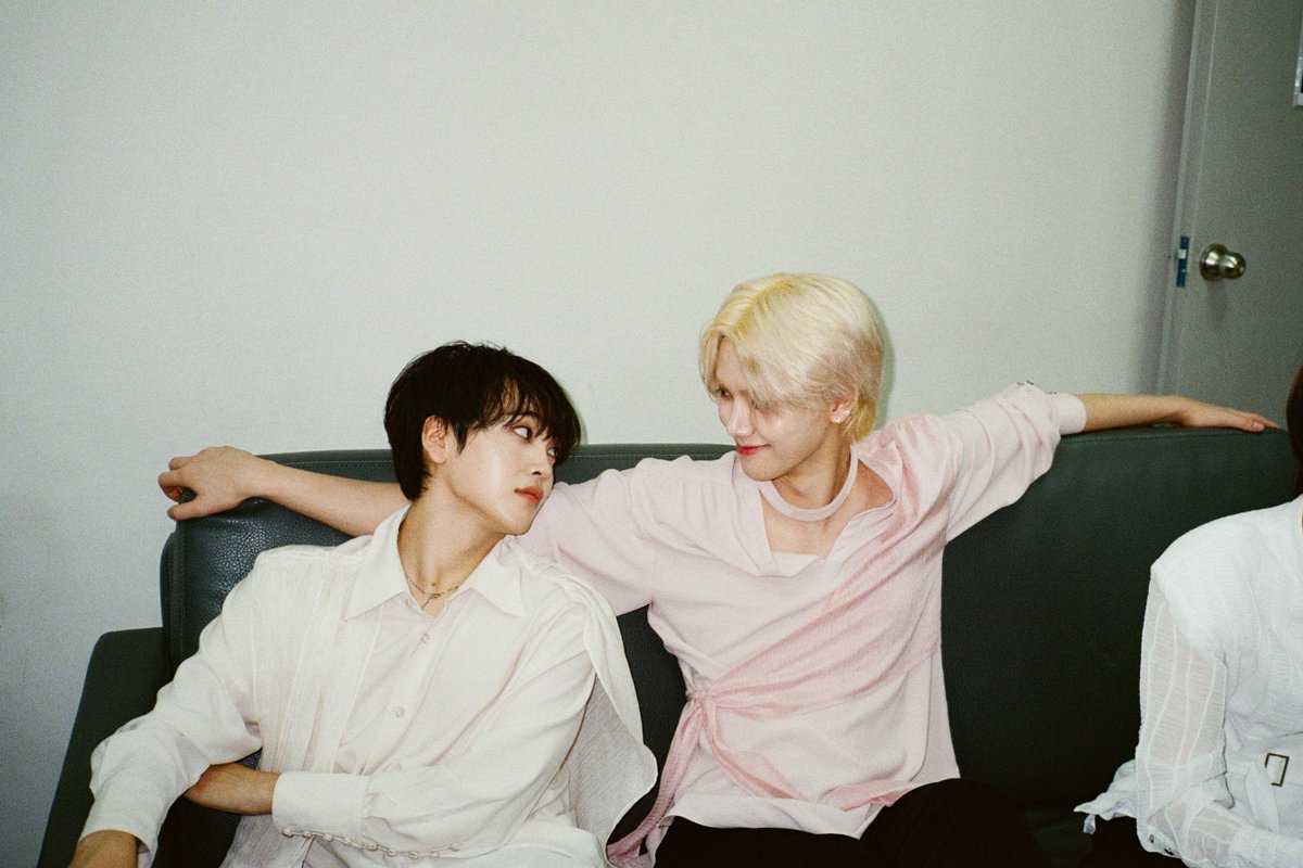 [📸]
우리의 시선이 마주 닿는 순간☀
⠀
#CRAVITY #크래비티
#민희 #형준
#로드투킹덤 #ROADTOKINGDOM
#C_SUN #시_선