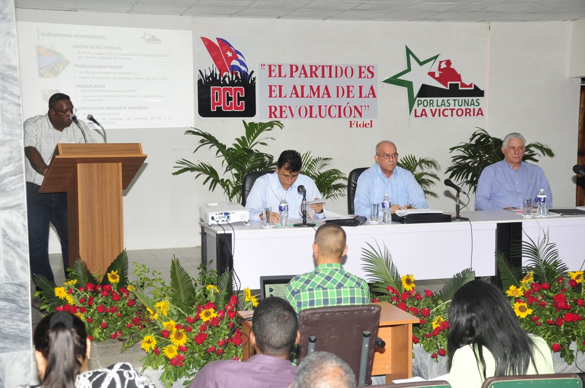 PartidoPCC's tweet photo. El Primer Secretario del PCC en Las Tunas, Walter Simón Noris, rindió cuentas en un informe detallado donde presentó las debilidades de distintos sectores, incluidos los nuevos actores económicos, en función de corregir distorsiones y reimpulsar la economía en el 2024. #PCC #Cuba https://t.co/RPcgjESblO