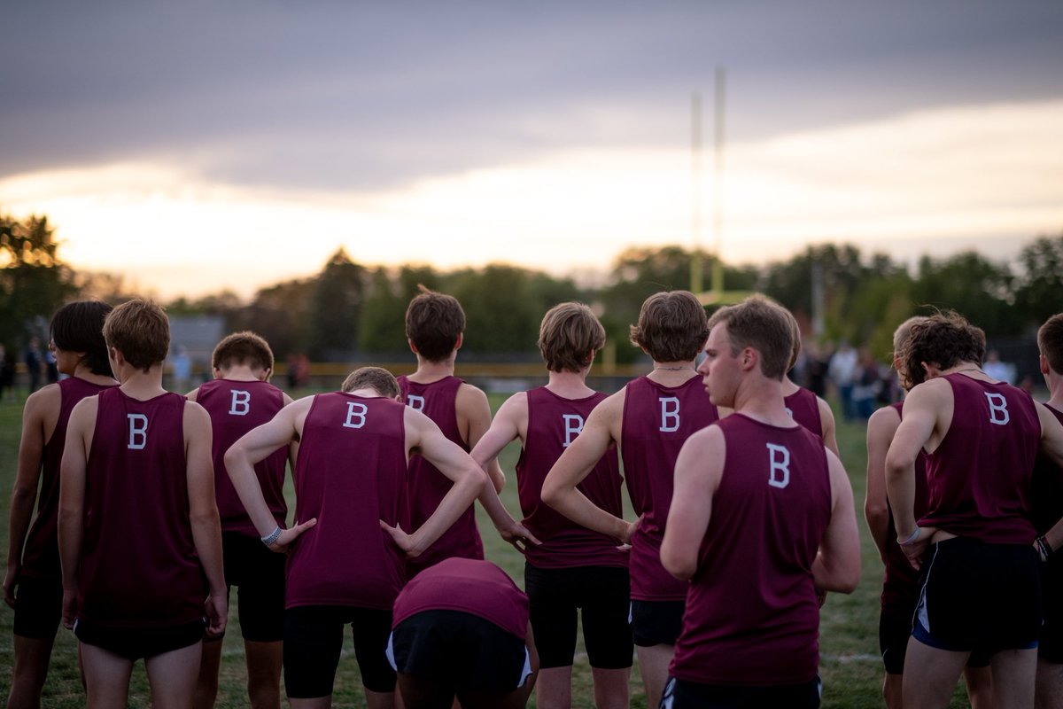 BarringtonXC's tweet photo. Awesome MSL west action Tuesday night. Bronco FS 1-4, 7 in top 10. Palatine (37) finished ahead of us (40) in Varsity race. Fremd 41. Epic battle between three top IL teams on a gorgeous evening. .@MSLXCTF is STRONG this year. Put MSL championship on your calendars (10/19 Busse). https://t.co/U6nhY6HjUI