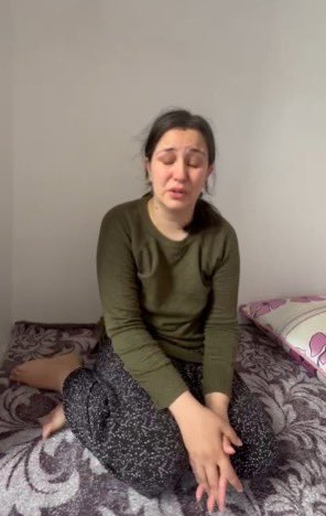The #Taliban had arrested this protesting girl from Balkh province, tortured and raped her.

#Afghanistan 
#Taliban