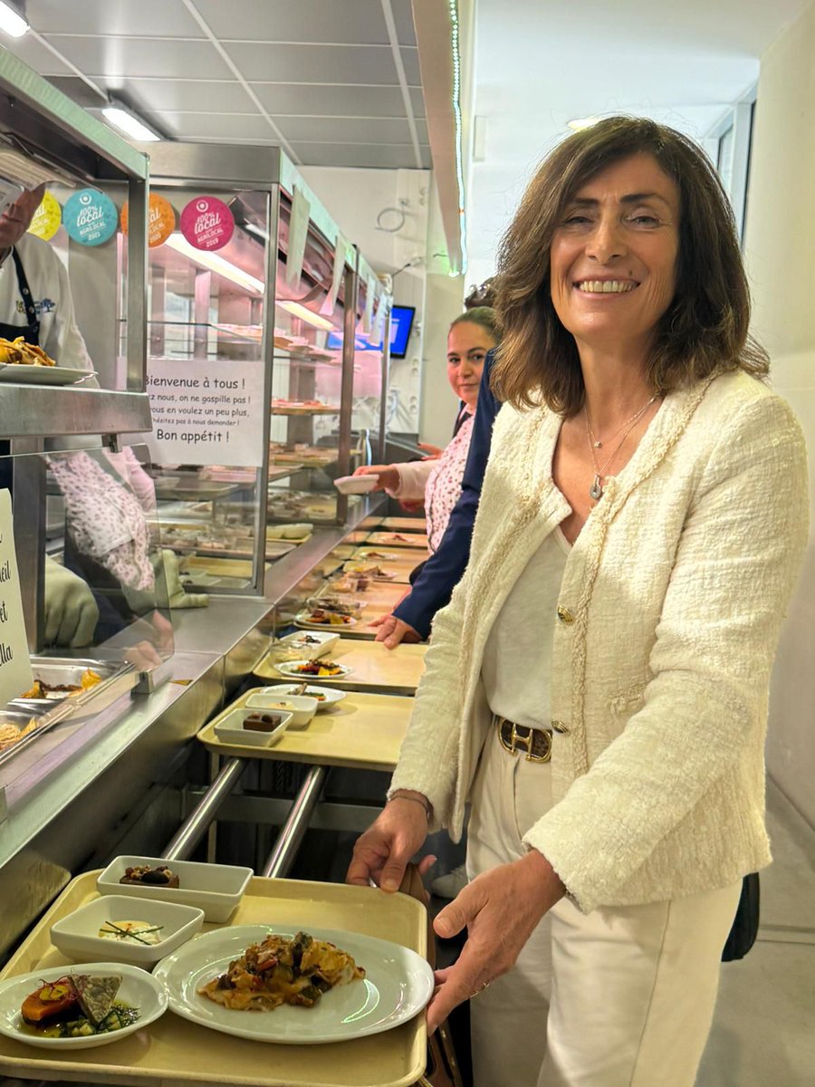 departement13's tweet photo. 😋 #LeGrandRepas dans nos #collèges
Aujourd’hui, nos collégiens ont savouré un menu unique, conçu avec des produits locaux par Michel Basaldella et Benoît Biaggi.
Une opération pour éduquer les jeunes au goût et à la saisonnalité des produits servis dans nos #cantines 🍴! https://t.co/jkyJIDWdFk