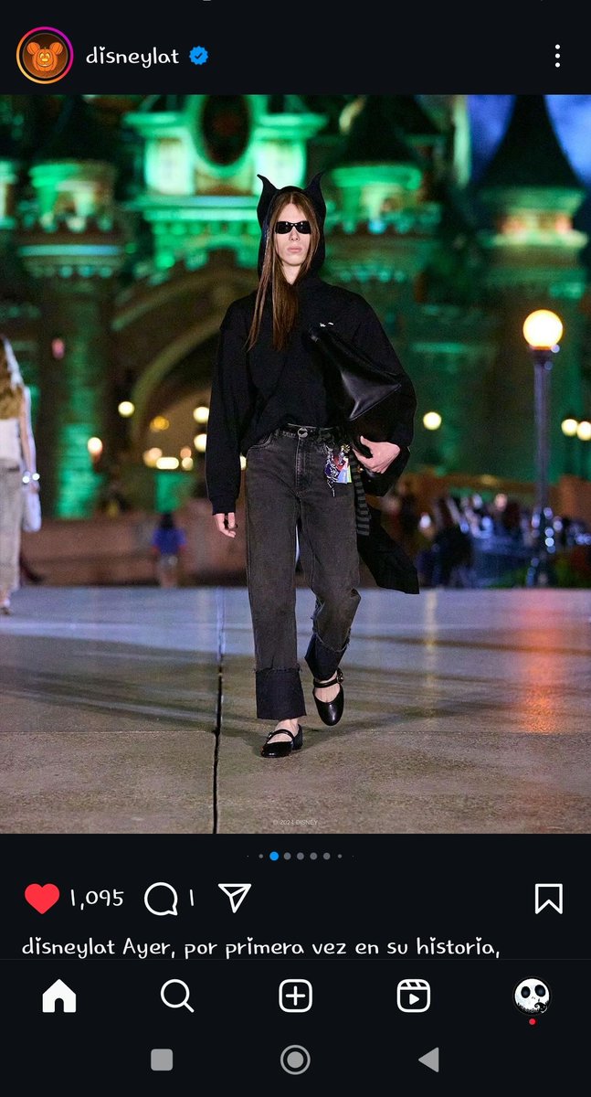 ValeryMX_'s tweet photo. ¿Que hacía @samyriveratv en un desfile de modas de disneylat ? 🧐😂 
#humor #Riversgg @Disney https://t.co/i1b1uaLu5N