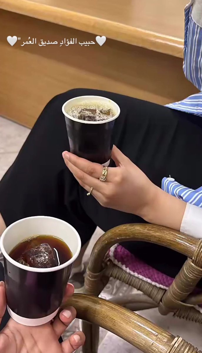 أبسط الأشياء معك تورّد لي الدرب لأنه 
             « بالجليسّ لا بالمكان »
وانت الجليس إللي لو أتكّي معه على أطرف رصيف 
      غدت روحي بعد الصحاري بساتين ورد🤍