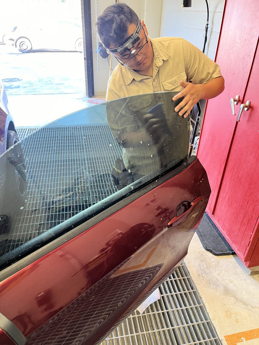 KphsAuto's tweet image. KPHS collision students not only can detail but are learning how to tint windows as well!
@I_CAR_Education 
@HumbleISD_KPHS 
@HumbleISD 
@HumbleISD_CTE