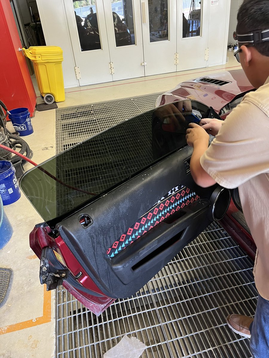 KphsAuto's tweet image. KPHS collision students not only can detail but are learning how to tint windows as well!
@I_CAR_Education 
@HumbleISD_KPHS 
@HumbleISD 
@HumbleISD_CTE