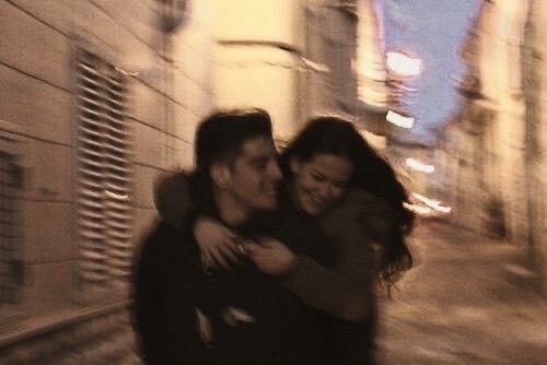 bir gün daha seni görmeden geçiyor
ama kavuşacağız.