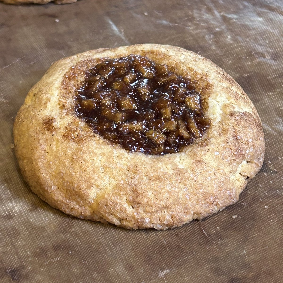 DaintyMonkey's tweet image. One of my lovely customers left me a bag of their “hyper local, organic, allotment apples”. Will use some for puree for granola and the rest will go into apple pie cookies!!! Thank you so much @MAViatte ❤️
#edinburghfood #microbakery