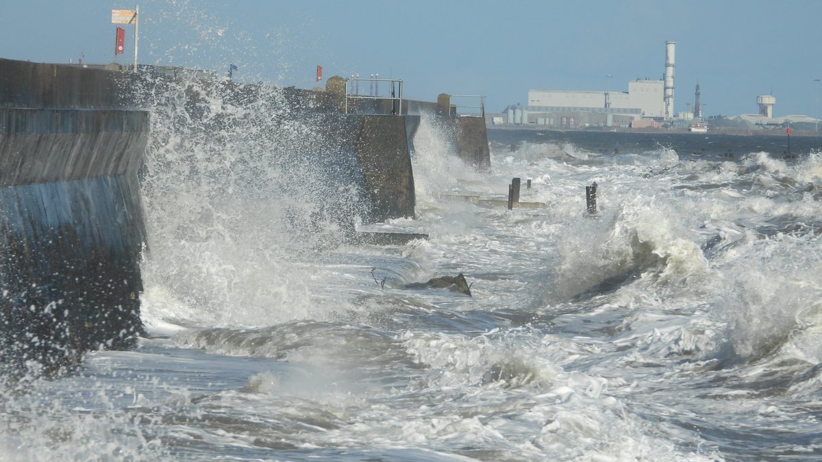 seuneke's tweet photo. More of the sea at Lowestoft this morning.
#Lowestoft
#seas
#Nesspoint https://t.co/qfRWwSjsbF