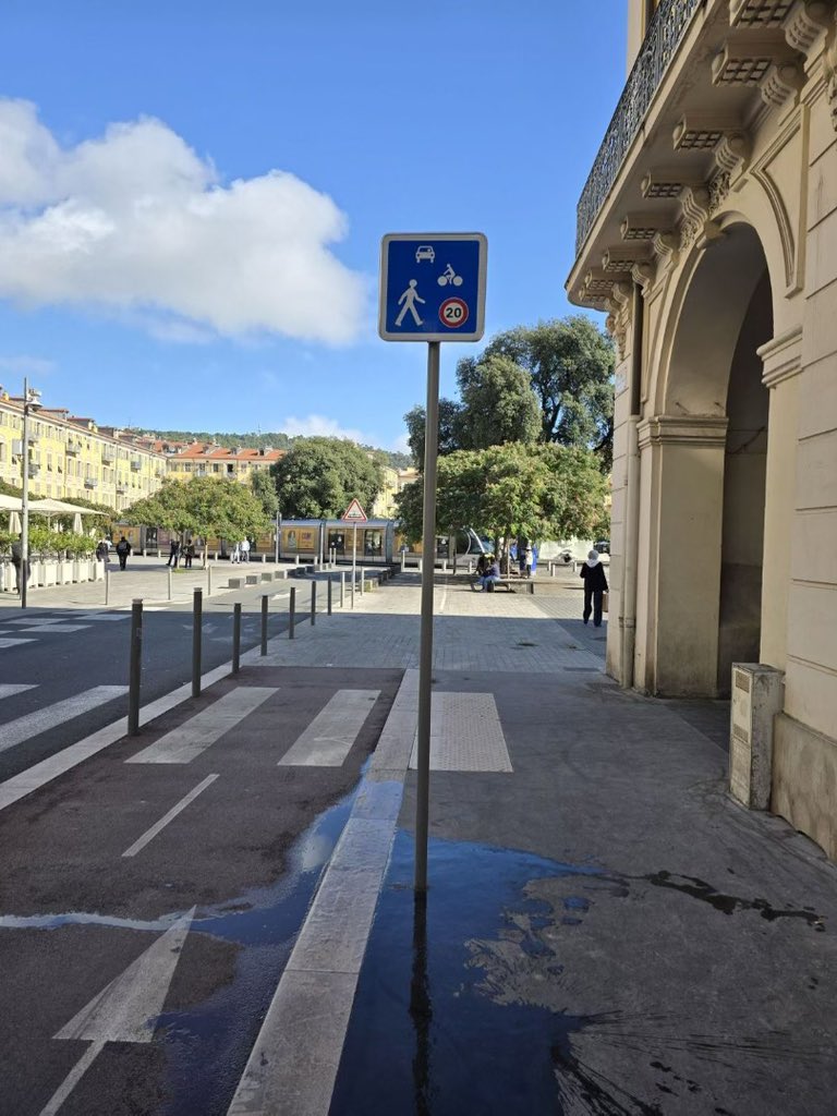 Un poteau tordu, un dépôt sauvage… : faites comme moi utilisez l’application Allo Mairie.
➜ Signalé ce matin, ce panneau a été redressé dans l’après midi.
#Nice06