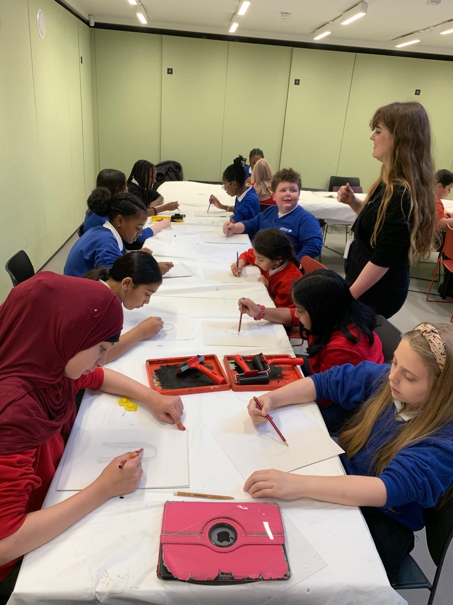 LarkHallPrimary's tweet photo. Year 6 had an inspiring day at the National Portrait Gallery! 🎨 They explored the art of sketching, mastering light and shade, and even tried their hands at mono printing. #lhputney #lhlambeth #lhua https://t.co/LsT3YkHG55