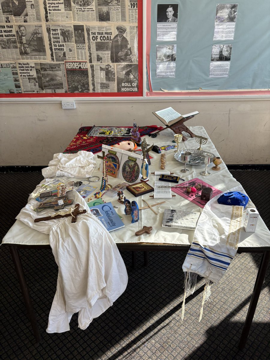 HumanitiesBH's tweet image. Come and join Team Humanities tonight at @bedwashighsch Open Evening!