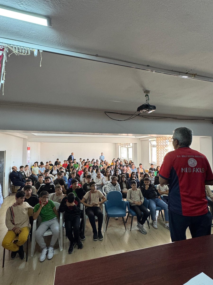 Kocasinan Mehmet Tarman Ortaokulunda "Deprem öncesi, sırası ve sonrasında yapılması gerekenler" eğitimi verildi, tatbikat yapıldı 
<a href="/tcmeb/">Millî Eğitim Bakanlığı</a> 
<a href="/Yusuf__Tekin/">Yusuf Tekin</a>
<a href="/meb_dhgm/">Destek Hizmetleri Genel Müdürlüğü</a>
<a href="/omurfatih/">Ömür Fatih Karakullukçu</a>
<a href="/ozkan_meb/">Özkan AVCI</a>
<a href="/gokmen_cicek_/">Gökmen Çiçek</a>
<a href="/kayserimem/">Kayseri İl Millî Eğitim Müdürlüğü</a>
<a href="/CoskunESEN57/">Coşkun ESEN</a>
<a href="/rifat_genc/">RİFAT GENÇ</a>
<a href="/mebakub/">MEB AKUB</a>
<a href="/MetinTayarer/">Metin TAYARER🇹🇷🇹🇷🇹🇷</a>
<a href="/KayseriMEM_ISGB/">kayserimemisgb</a>