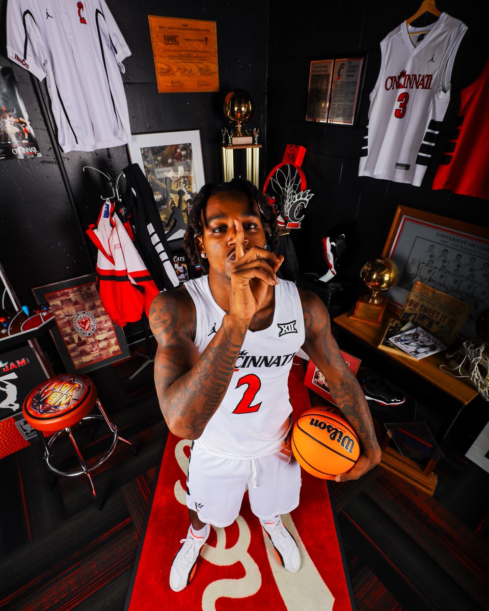 Cincinnati Men’s Hoops (@gobearcatsmbb) on Twitter photo photo day in .5 ✌️😁 photo day in .5 ✌️😁