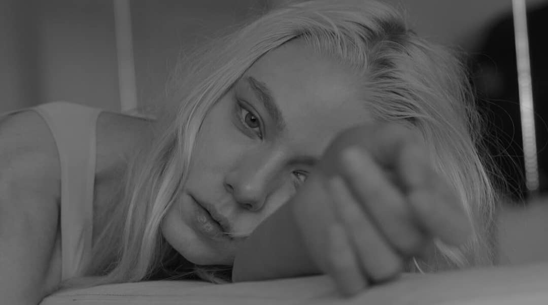 ㅤ

    ⠀         заигралась в прятки,
                не могу себя найти.

ㅤ