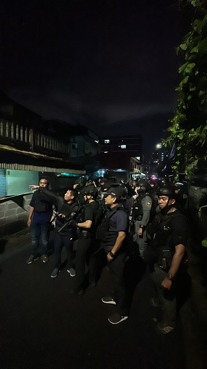 เกิดเหตุชายพกอาวุธปืนออโตเมติกบุกเข้าบ้านประชาชน ภายในซอยอินทามระ 29 แยก 1 โดยชายคนดังกล่าวเป็นชายสูงประมาณ 180 ซม.สวมชุดลายพราง อยู่ระหว่างหลบหนีการจับกุมของเจ้าหน้าที่ตำรวจ สน. เตาปูน และได้หลบเข้าไปในบ้านดังกล่าว
.
ซึ่งภายในบ้านมีเด็กอยู่ที่บริเวณชั้น 2