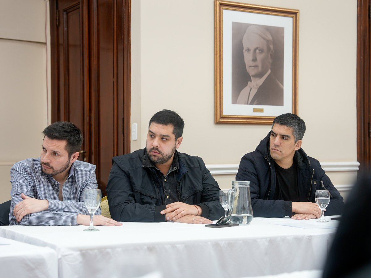 ES MUY IMPORTANTE QUE ENTRE TODOS RESPALDEMOS AL NUEVO INTERVENTOR DE YCRT

Hoy tuvimos un encuentro muy importante con Pablo Gordillo Arriagada, el nuevo interventor de YCRT, acompañado por los intendentes de Río Turbio y 28 de Noviembre, así como representantes de los gremios