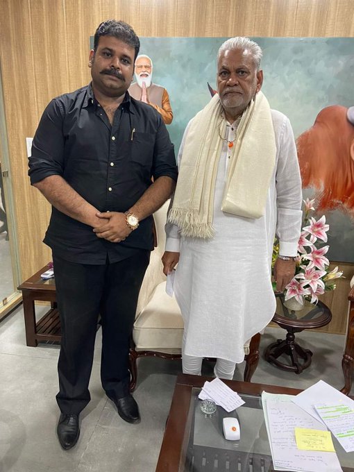 JaagrookNagrik's tweet photo. @RajatSharmaLive Drugs पे सफाई,

बात तो सही है आपकी @INCIndia और @RahulGandhi से आपको सफाई लेनी चाहिए भाजपा प्रवक्ता रजत शर्मा जी !

पर क्या पत्रकार #RajatSharma मोदी सरकार से सफाई ले पायेंगे, केंद्रीय मंत्री @PRupala ड्रग्स डीलर के साथ !

क्या है ना की #DrugsConnection का मामला है, सफाई तो..? https://t.co/amv1737IoM