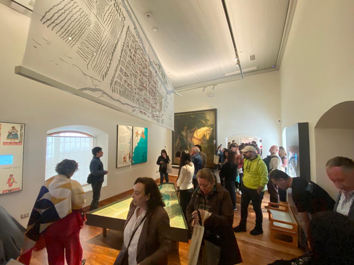 stgoturismo's tweet photo. Junto a Guías de Turismo, operadores turísticos y plataformas digitales, realizamos una visita especial al Museo de Santiago Casa Colorada. Durante la actividad, el director Andrés Mosqueira, expuso sobre el proyecto de restauración y luego condujo una visita guiada. https://t.co/CL08Fknf8G