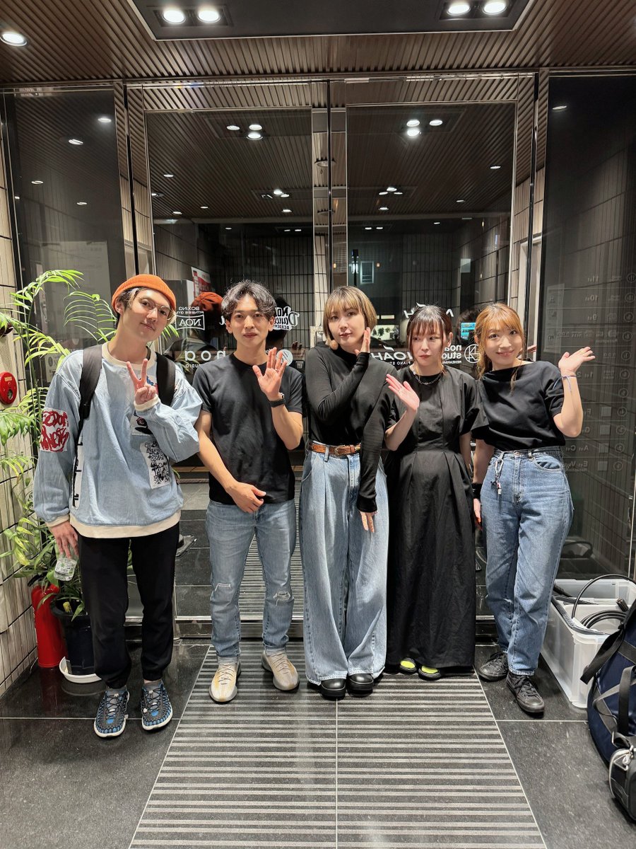 あと2日後になりました☺️🎼

こないだのリハーサル、気づけば偶然みんな黒&amp;デニムで嬉しいびっくり！笑

隅々までかっこよくて優しくて温かいそれぞれの音に乗せて、喜怒哀楽だけじゃ表しきれない沢山の心模様と歌声をどこまでも響かせていけたらと思ってます🙆🏻‍♀️🫧