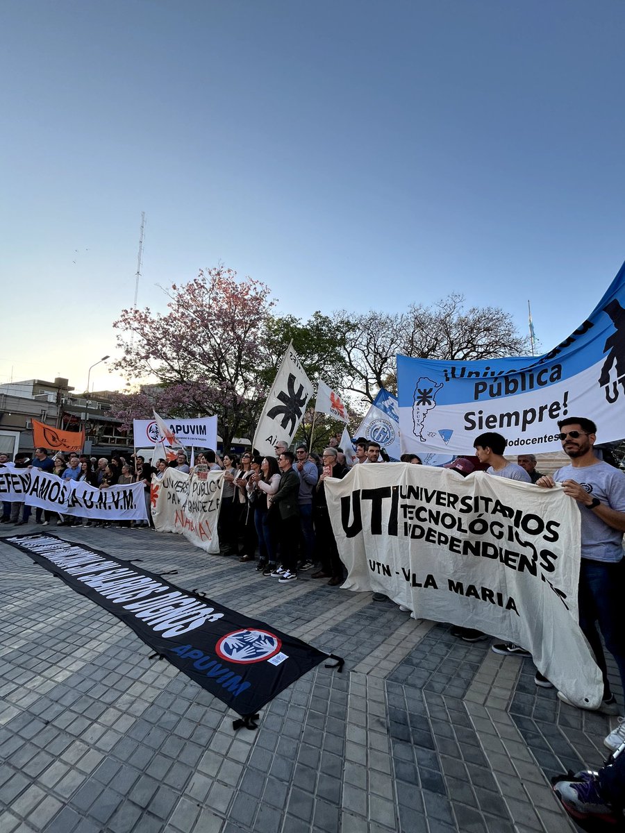 ngcena's tweet photo. Marchamos por la educación pública, gratuita y de calida.

Defendemos la idea de ser un país que incluya y permita a los hijos y las hijas de los trabajadores acceder a la educación universitaria de calidad.

Proteger a las Universidades es cuidar el 
#SomosUTN https://t.co/zdWFq7QJnr