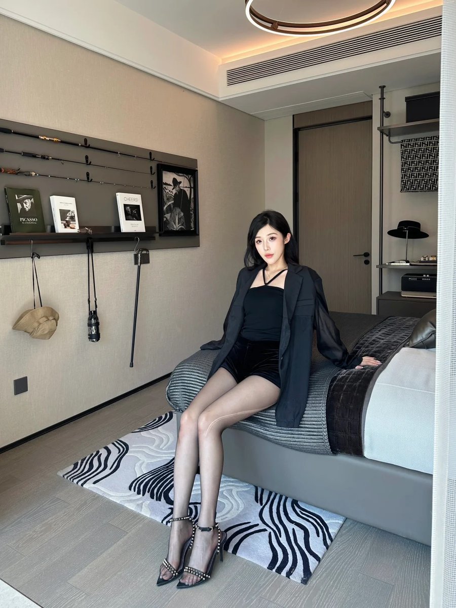 jtm2024's tweet photo. 黑丝，4倍的快乐~
#盯射 #射屏 #美腿 #反差 #榨精 #意淫 #极品美腿 #翘臀 #射脸 #ahegao #足 #足交 #丝足 https://t.co/jsaBcRLo70