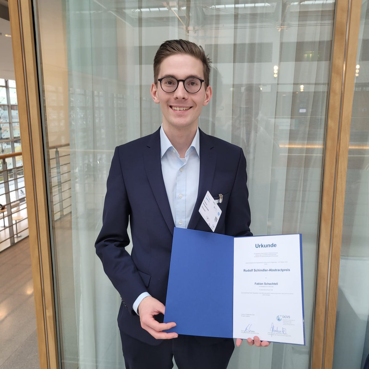 Fabian Schachteli erhält den Rudolf-Schindler-Abstractpreis 🏅 der #Viszeralmedizin2024. Herzlichen Glückwunsch vom gesamten <a href="/MEDB_LAB/">MedB Lab</a> Team lieber Fabian 🎉👏

#DGVS #Gastroenterology #Awardwinning