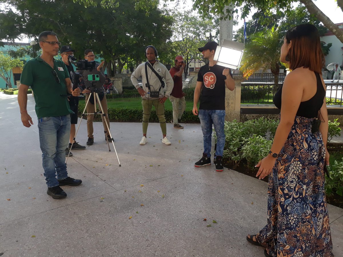 CamagueyMi's tweet photo. Durante  la grabación de un promocional acerca de la Biblioteca Provincial Julio  Antonio Mella, el equipo de SC Producciones departió con Chelsea,  comunicadora de la citada entidad cultural.  #MiCamagüeyStreaming #SCProducciones #CubaEsCultura #camaguey #cultura #cuba https://t.co/JiNtFAke1H