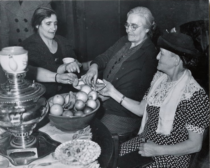 Shana Tova to our Jewish neighbors celebrating a new year!

Grand Street's history of supporting Jewish immigrants finding their place in New York City dates back to our founding by Rose Gruening in 1916. We wish you a sweet and happy new year!