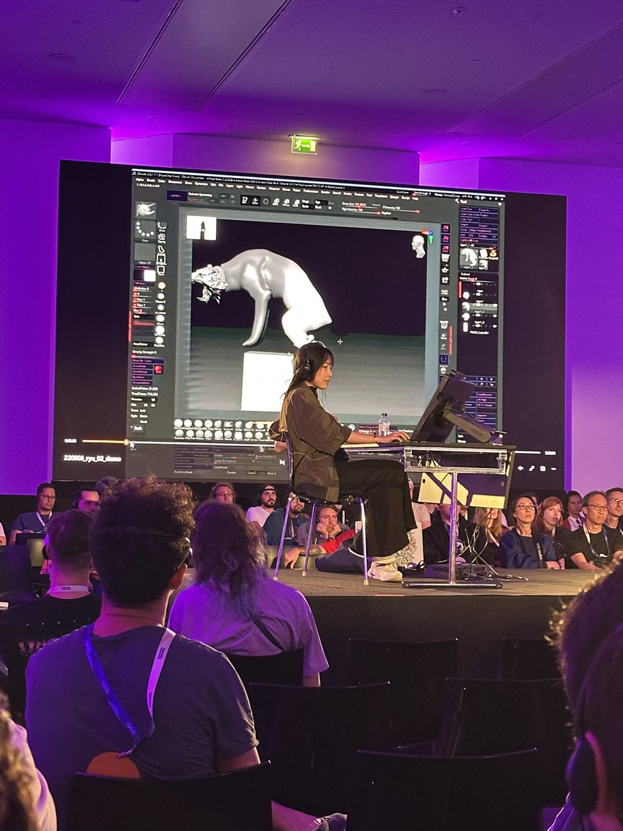 luego ha sido la segunda y ultima parte de la masterclass de Entei Ryu, que ha terminado de explicar su forma de entender el arte y como toma referencias y despues ha explicado una grabacion suya haciendo una escultura en Z brush de un zodiaco chino, me ha explotado la cabeza