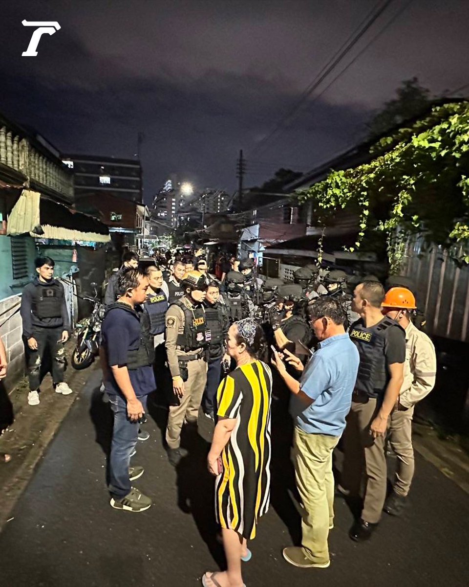 Thairath_News's tweet photo. ด่วน! คนร้ายพร้อมอาวุธปืนจับเด็กเป็นตัวประกันไว้ในบ้าน ใน​ ซ.อินทามระ 29​

3​ ตุลาคม​ : เมื่อเวลา​ 22.00 น.​ มีรายงาน​ว่า​ เกิดเหตุคนร้ายจับตัวประกันซึ่งเป็นเด็กไว้ภายในบ้าน​ ซอยอินทามระ 29​ คนร้ายยิงสู้ตำรวจเป็นระยะ​ และยังคงหลบซ่อนตัวอยู่ในบ้าน​ หน่วยปฏิบัติการพิเศษหนุมาน กองปราบปราม​ กำลังเข้าปิดล้อมที่เกิดเหตุ

เจ้าหน้าที่ตำรวจบางซื่อขอสนับสนุนรถพยาบาลและอุปกรณ์ส่องแสงสว่างไปยังที่เกิดเหตุ

เบื้องต้นทราบว่า​ เป็นผู้ต้องหาตามหมายจับ​ สน.เตาปูน​ ในคดีลักทรัพย์ในเวลากลางคืน​ เจ้าหน้าที่ฝ่ายสืบสวนได้แกะรอยและติดตามเพื่อจะจับกุม​ แต่ผู้ต้องหาไหวตัววิ่งหนีเข้าไปในซอยที่เกิดเหตุก่อนจะปีนกำแพงเข้าไปในบ้านผู้เสียหายช่วงเวลาหนึ่งทุ่ม

#จับเด็กเป็นตัวประกัน​ #อินทามระ29 #ไทยรัฐออนไลน์
