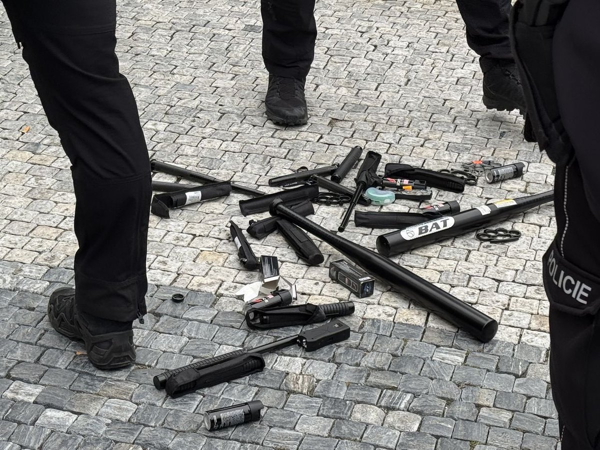 03.10.2024, Ajax Amsterdam🇳🇱 tools in Praha🇨🇿 delayed by the 1312 before match against Slavia Praha, more here: hooligans.cz/index.php/repo…