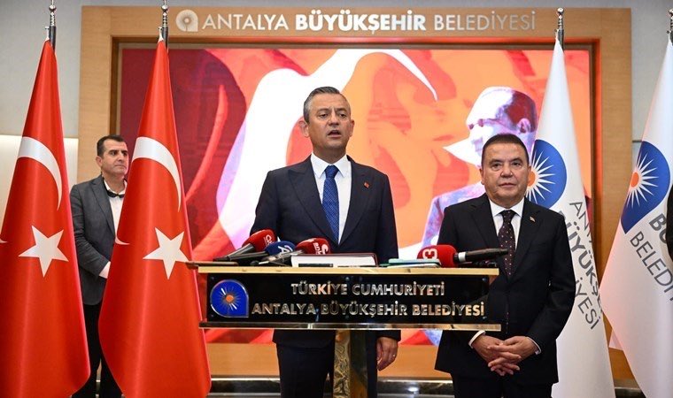 👉Özgür Özel'den 'İsrail' mesajı
👉'Saldırı ihtimali varsa TBMM ile paylaşılmalı'
‼️Özgür gel sana Bilal’e anlatır gibi anlatayım.
‼️TBMM uzun zaman önce devre dışı etkisiz bırakıldı. Hiçbir yetkisi yok. 
‼️Sizler orada Erdoğan’ı demokratik göstermek için saksı görevi görüp