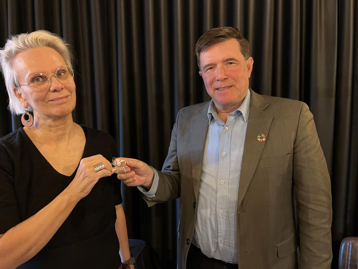 Dosenttiliiton hallitus kokousti: keskusteluja mm. dosenttien asemasta, humanististen tieteiden tilasta ja tekoälyn etiikasta. @TampereUni dosenttiyhdistyksen edustaja @jaanaparvi jakoi osallistujille seuran valmistaman pinssin HY:n dos.yhdistyksen pj. Jukka Hoffrenille #dosentit