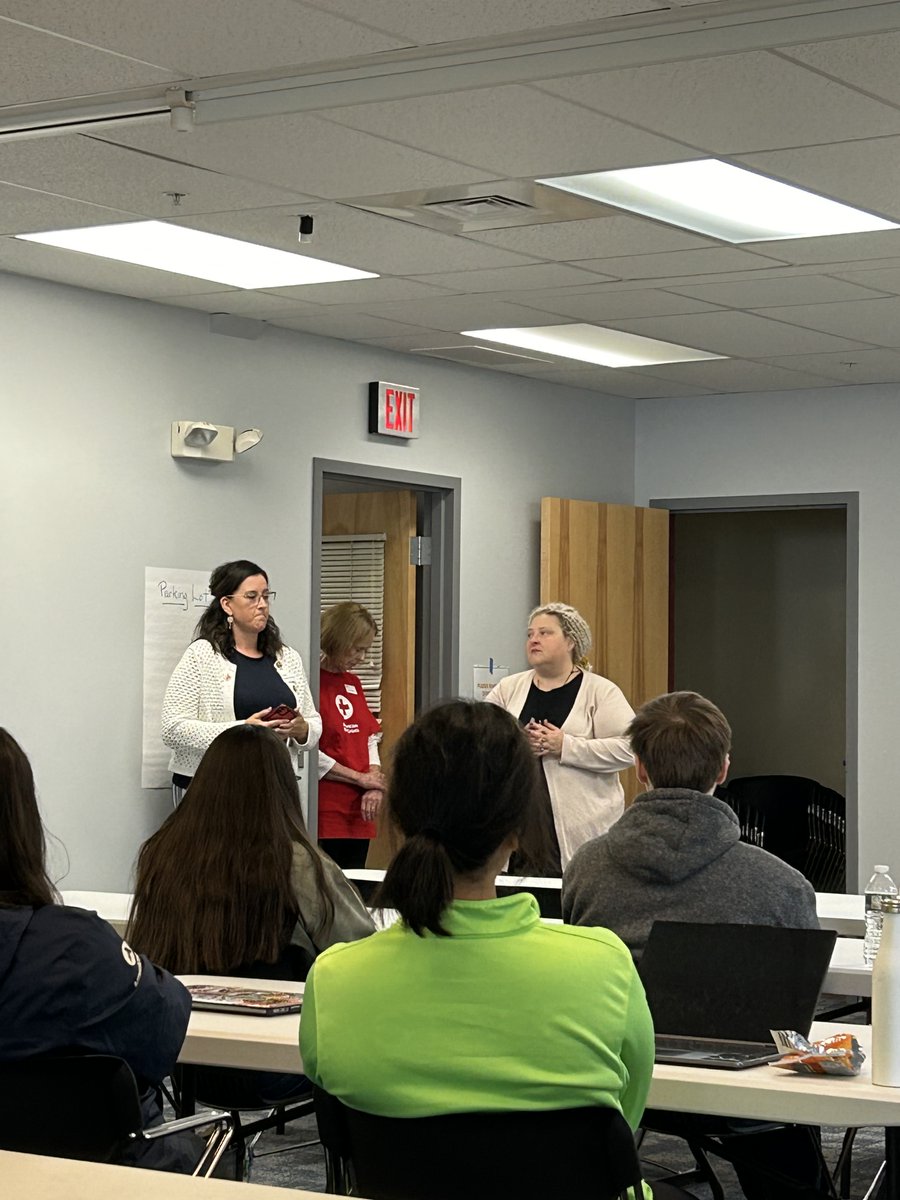 VolunteerNH's tweet photo. Thank you to the @americanredcross staff &amp; volunteers who led the Ready Corps training for our AmeriCorps members on Tuesday! Service happens in many different ways, and we're grateful that we could share your team's knowledge and expertise with our programs. https://t.co/CwZ0b73Xzb